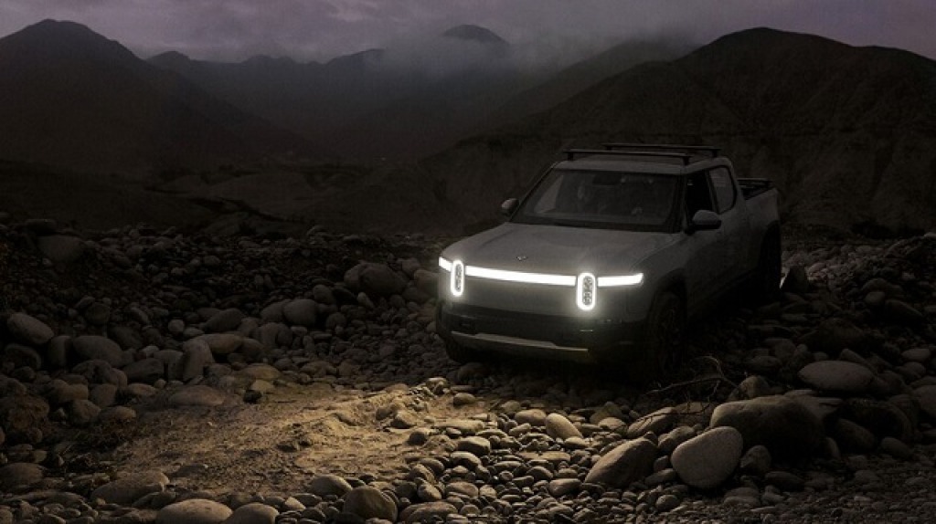 2025 Rivian R1T Pickup Truck Wallpapers